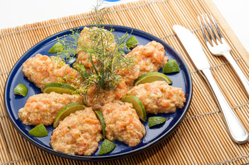 Quenelle di tartare di salmone fresco