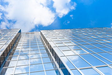 Modernes Bürogebäude -- Spieglung + Wolken