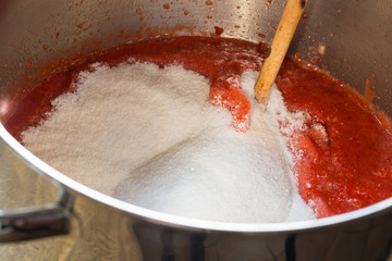 Erdbeermarmelade Kochen zugabe des Zuckers
