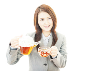 お茶を飲む笑顔のOL