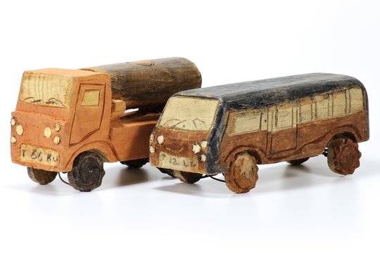 Holzautos aus Afrika isoliert auf weißem Hintergrund