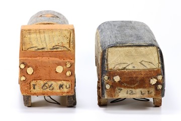 Holzautos aus Afrika isoliert auf weißem Hintergrund