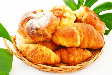 新鮮なパンとモンステラの葉