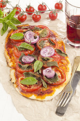 flat bread pizza with tomato