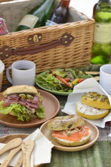 ベーグル　サンドイッチ　ピクニック