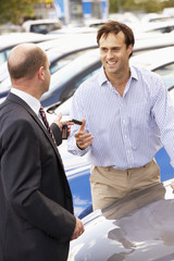 Man buying new car © Monkey Business