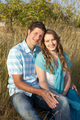 Fototapeta premium Liebespaar in der Wiese