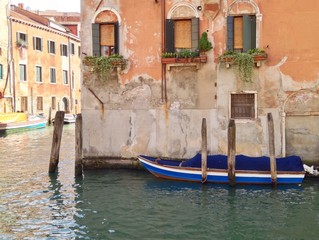Fototapeta na wymiar Boot am Haus in Venedig