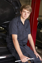 Plakat Young mechanic at work