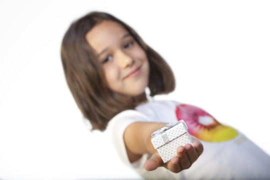 Cajita de regalo sostenida por ni&ntilde;a