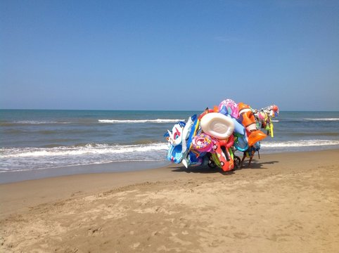 Venditore ambulante sulla spiaggia