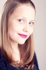 Obraz premium Teen girl posing and smiling