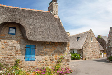Fototapeta na wymiar Chaumières bretonnes au village de Kérascoe, Finistère, Bretagne