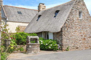 Chaumières bretonnes au village de Kérascoe, Finistère, Bretagne