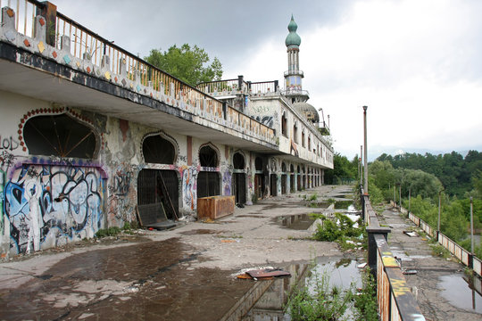 ricordo di Consonno: da citt&agrave; dei balocchi a borgo fantasma
