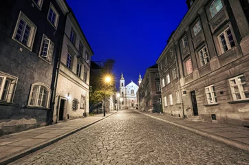 Papier Peint photo Monument artistique The street of the old town in Warsaw at night