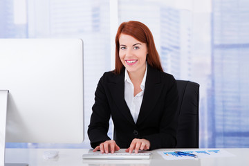 Obraz na płótnie Canvas Businesswoman Using Computer In Office