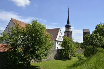 Fototapeta na wymiar Fladungen, Stadtmauer m. Kirche u.Pulverturm