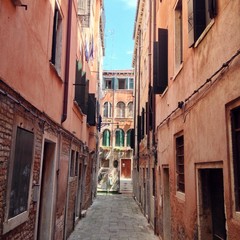 Schmale Gasse in Venedig