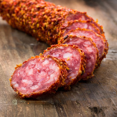 Fuet Salami auf Holz