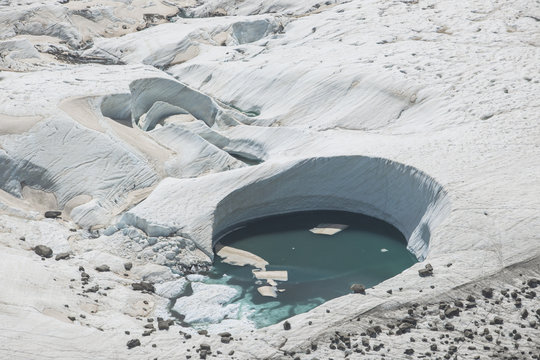 Kleiner See im Gornergletscher, ob Zermatt, Wallis, Schweiz