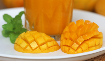 Mango juice with sliced fruit