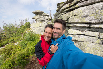 Selfie eines Paares beim Wandern