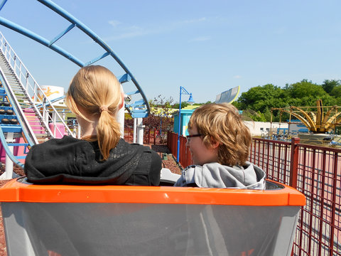 Mutter und Kind in Achterbahn