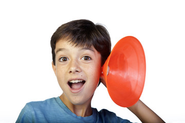 Niño escuchando con trompetilla naranja