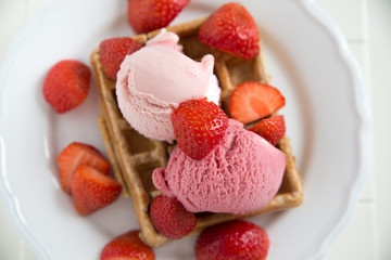 Erdbeer Waffeln mit Erdbeereis