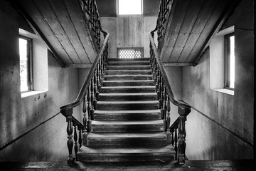 Obraz premium Starożytne schody Styl kolonialny w opuszczonym domu