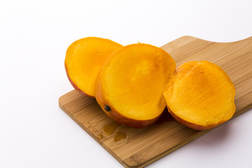 Am Kern entlang aufgeschnittene Mango