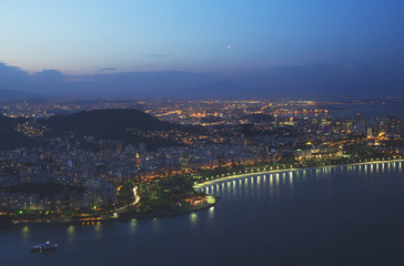 Fototapeta na wymiar Вечерний Рио де Жанейро. Вид с горы 