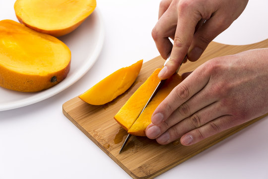 Mangoscheiben in Schnitze schneiden