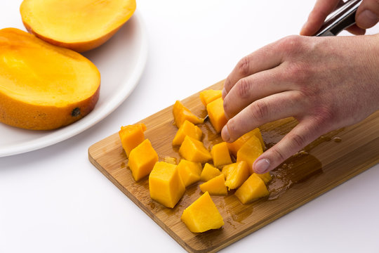 Fruchtfleisch der Mango kleinschneiden