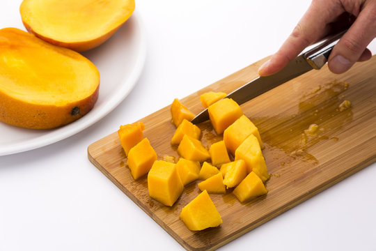 Mango in W&uuml;rfel schneiden
