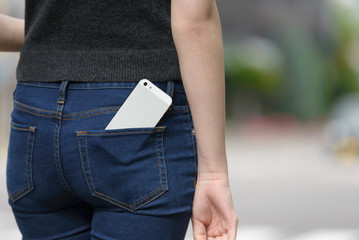 ポケットに入れたスマートフォン
