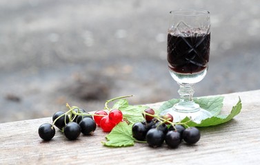 Currant liqueur