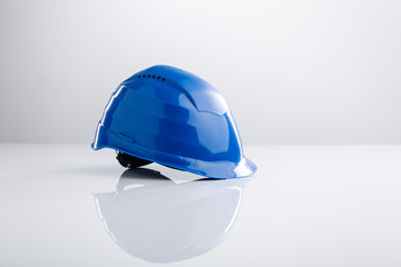 Blauer Arbeitshelm