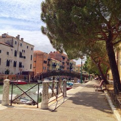 Promenade am Kanal in Venedig