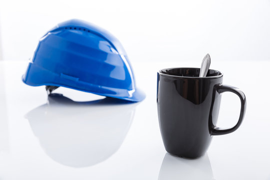 Arbeitshelm mit Tasse