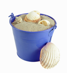Blaue Metalleimer mit Seemuscheln Isolierung auf weiss