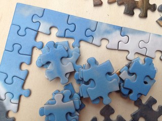 Fototapeta premium Blauer Himmel aus Puzzleteilen