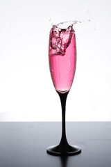 copa de vino rosado con salpicaduras