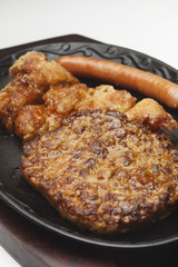 ハンバーグとフライドチキンとソーセージ