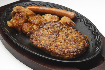 ハンバーグとフライドチキンとソーセージ