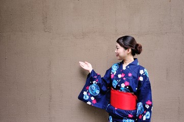 浴衣を着た女性