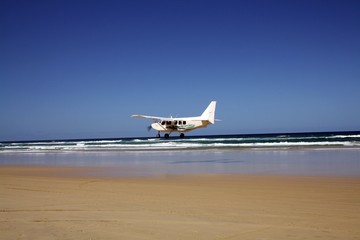 Fototapeta na wymiar Flugzeug am Meer