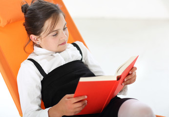 Letnia lektura - dziewczynka czyta książkę - obrazy, fototapety, plakaty