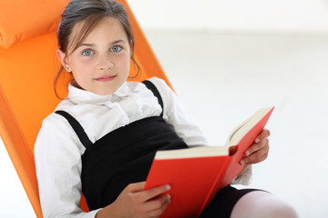 Letnia lektura - dziewczynka czyta książkę - obrazy, fototapety, plakaty
